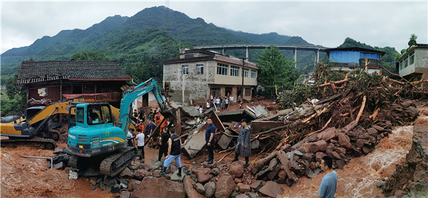 雨城区八步镇八步村抢险救灾现场.jpg