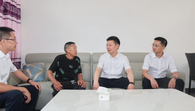 廖文彬在汉源县调研