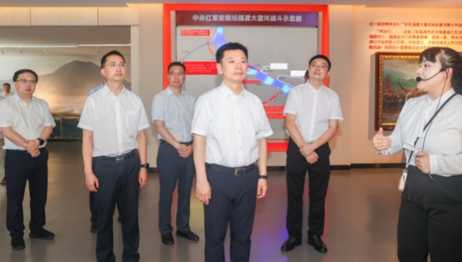 廖文彬在石棉县调研